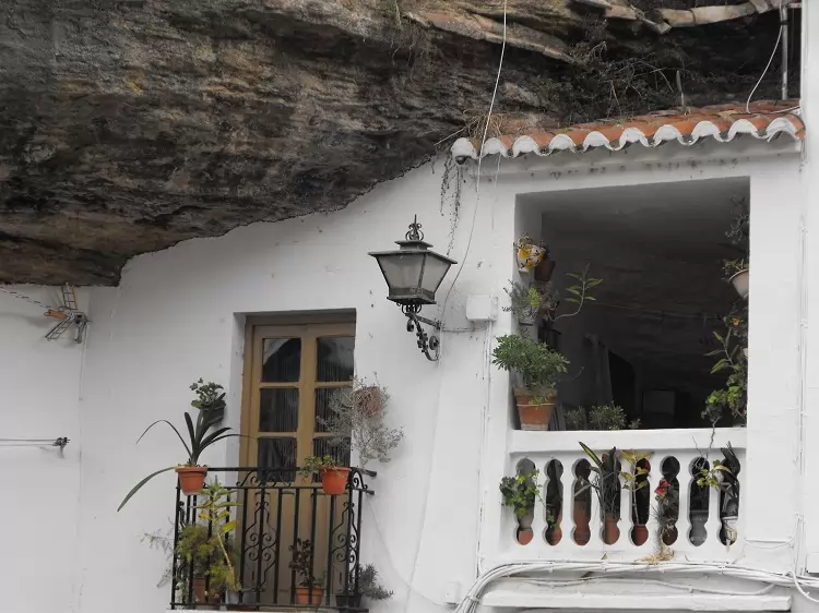 Balcone sotto le rocce a Setenil de las Bodegas