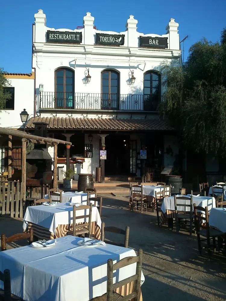 Ristorante con tavoli sulla sabbia a El Rocio