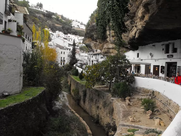 Il fiume che attraversa Setenil de las Bodegas