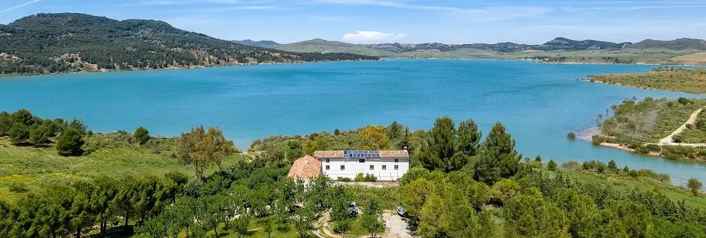 Monolocale al piano terra per 2 persone in fattoria andalusa accanto al lago
