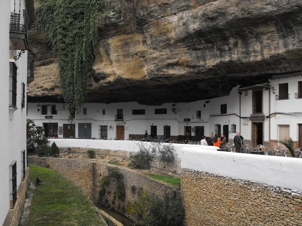 Setenil de las Bodegas: El pueblo blanco detrás de las rocas