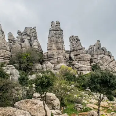 Cammini e sentieri tra formazioni rocciose