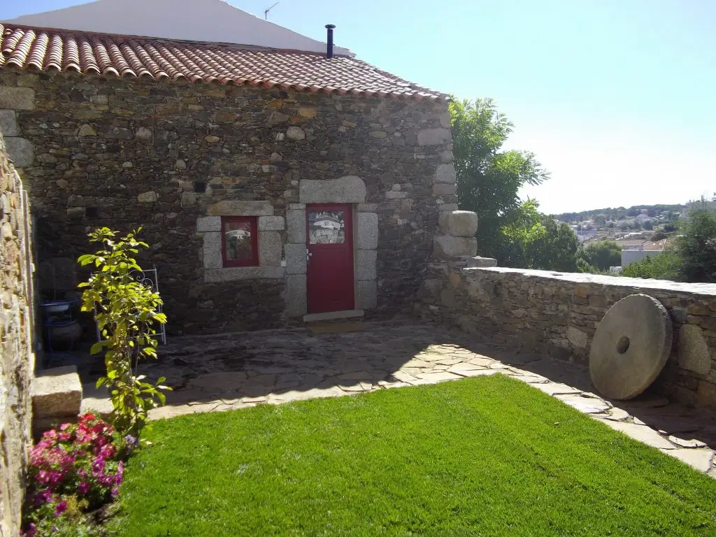 Tre case rurali dentro le mura del castello. Tutto è nato da un pagliaio (“palheiro”) e un giardinetto (“logradouro”) con una magnifica vista sul fiume Côa
