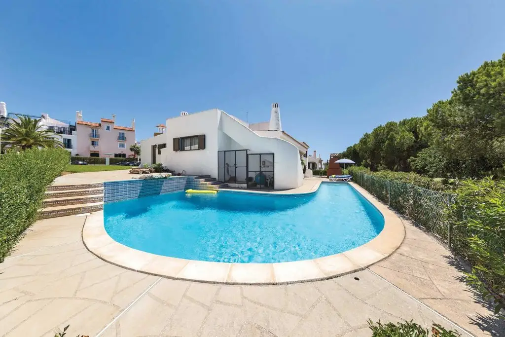 Villa tradizionale con tutti i comfort a Vilamoura. Situata nel prestigioso quartiere “Old Village” di Vilamoura, e a soli 20 minuti a piedi dal favoloso porto turistico, questa villa tradizionale è tutto quello che ti serve per vivere un’esperienza indimenticabile in Algarve