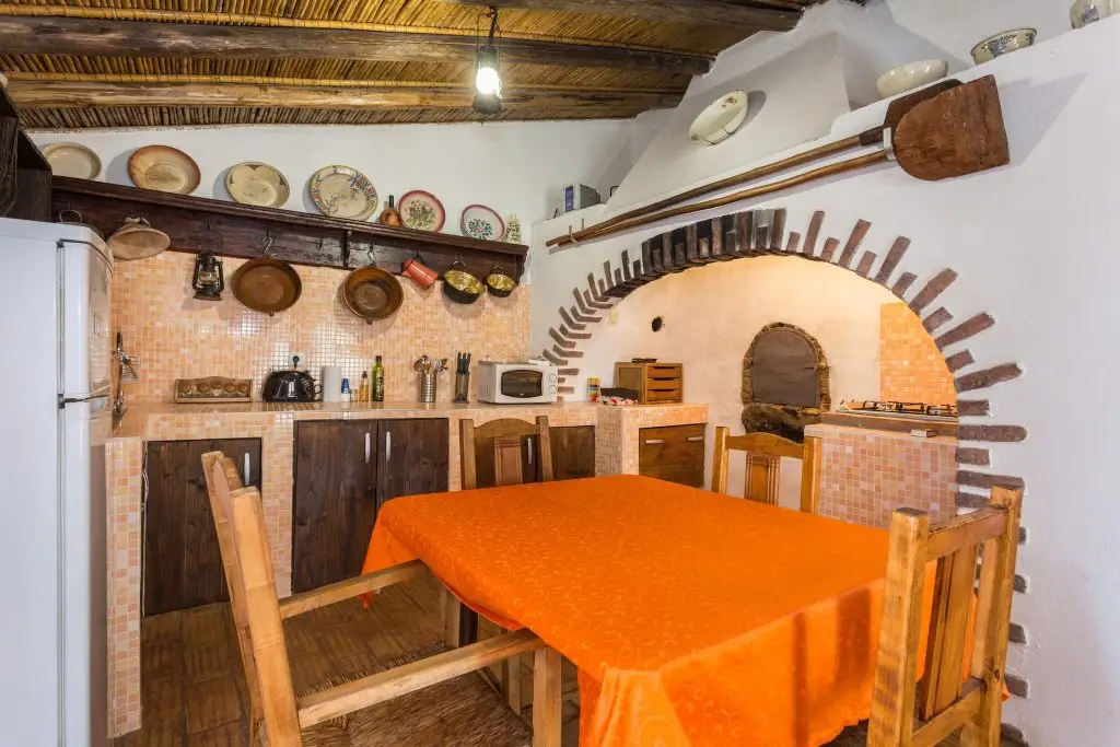 Casa Do Forno – Quinta Amoreira. Questa bellissima casa rustica era un vecchio panificio: oggi è una meravigliosa proprietà con un giardino fiorito e colorato con vari alberi da frutto, terrazza e piscina