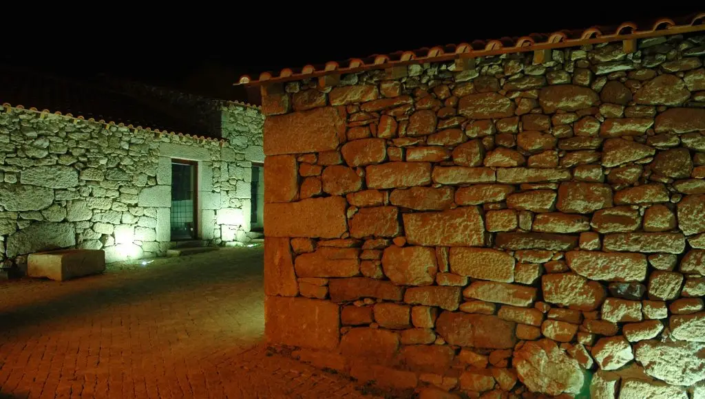Antica villa del XIX secolo. Questa casa del XIX secolo una volta apparteneva a una famiglia di agricoltori e ancora conserva in gran parte lo spirito e la tradizione delle sue origini, con il comfort dei tempi moderni