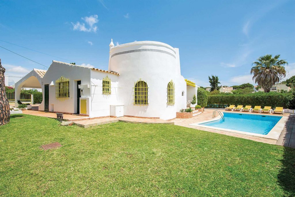 Una villa spettacolare, alle porte della città di Vilamoura. I colori sgargianti della villa si sposano con il blu del cielo dell’Algarve e l’oro delle sue spiagge.
