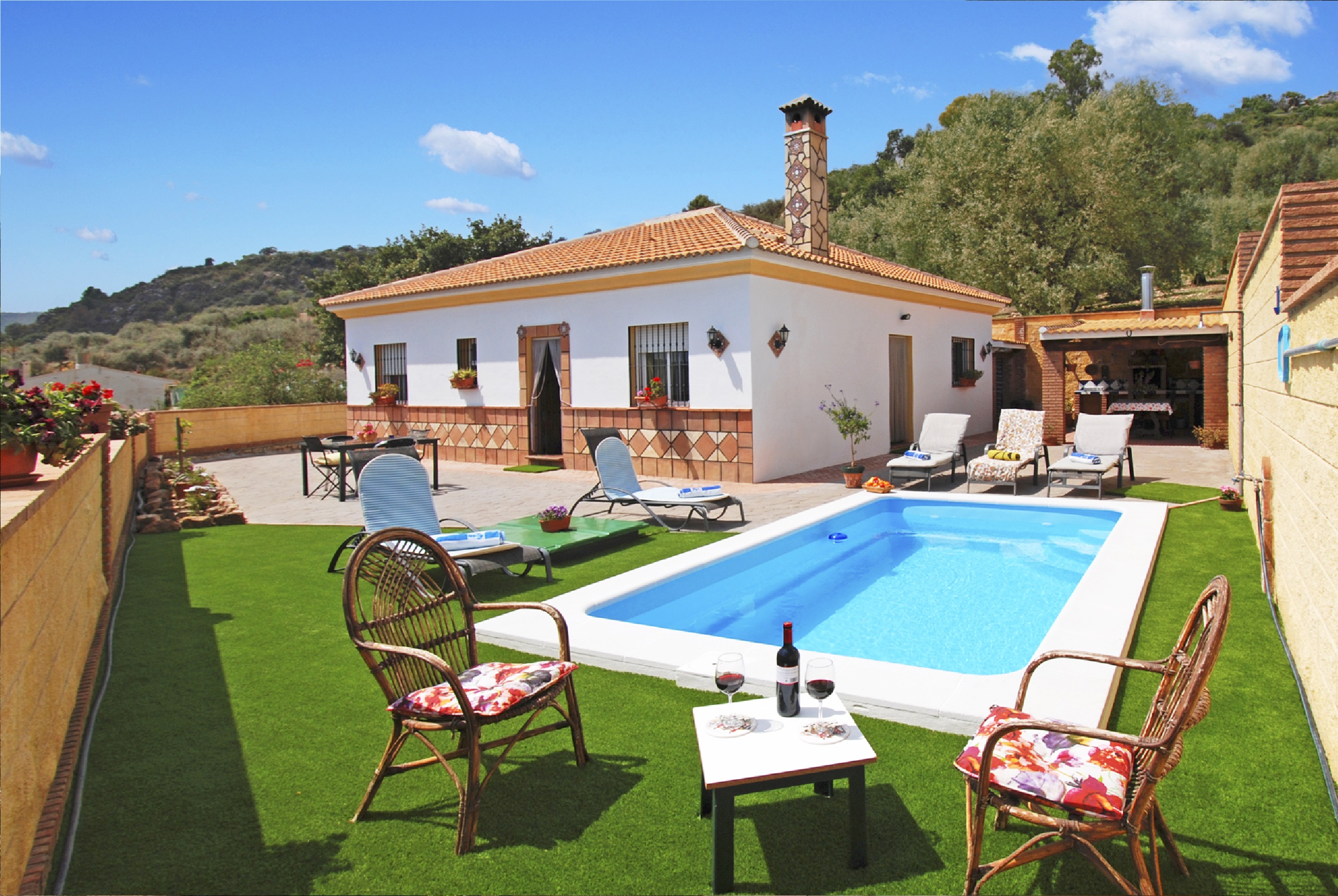 Bella villa con piscina ai piedi della montagna e vista verso il mare, tricamere doppi servizi per 4 – 7 persone nei pressi di Comares